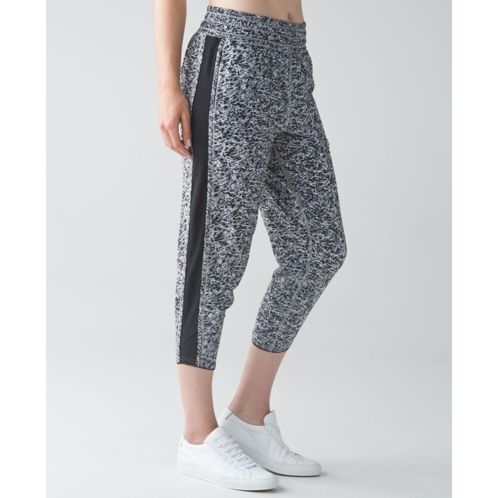 Lululemon Womens For Love Crop Sz 8 Mini Ripple White Seal Grey Black Stretch